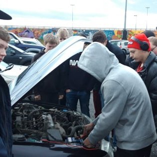 Nemendur í rafmagnsfræði að kynna sér bilanagreiningu og mælingum.