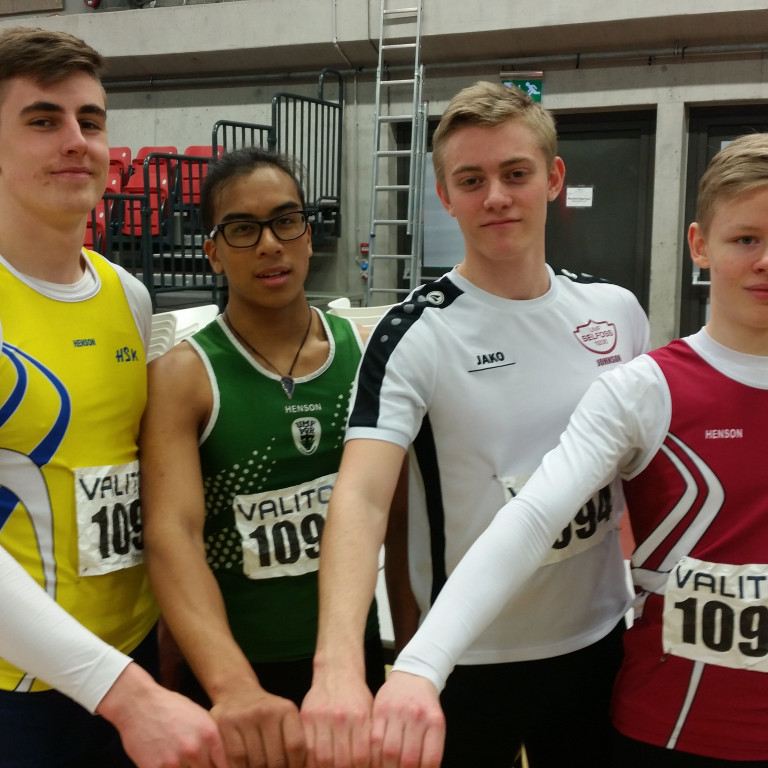 Boðhlaupssveit FSu. Frá vinstri: Stefán Narfi Bjarnason (gulum bol), Róbert Kortchai Angeluson (græn…