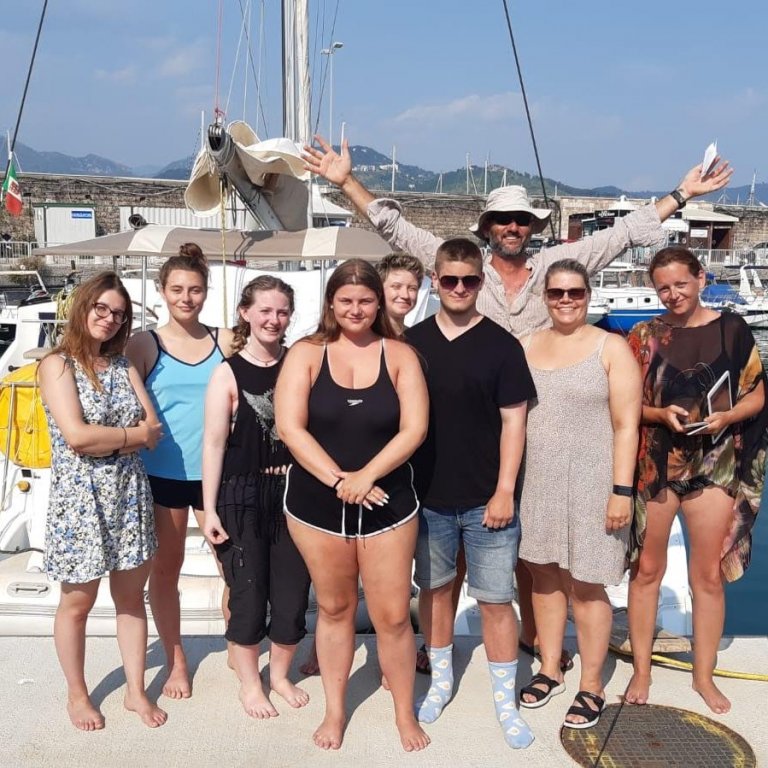 ERLENT SAMSTARF Í BLÓMA