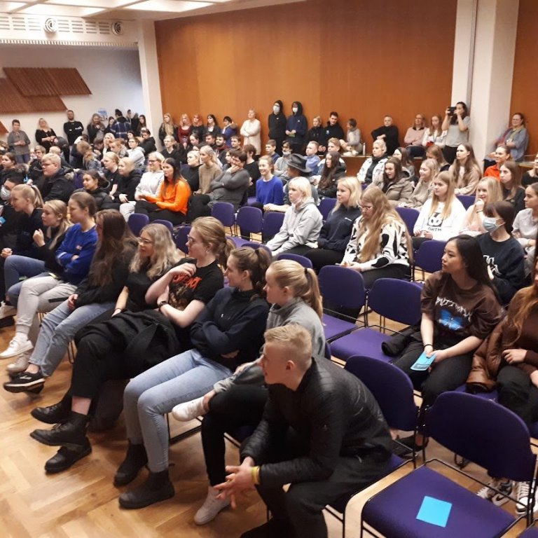 SKÓLAHALD HEFST AÐ NÝJU