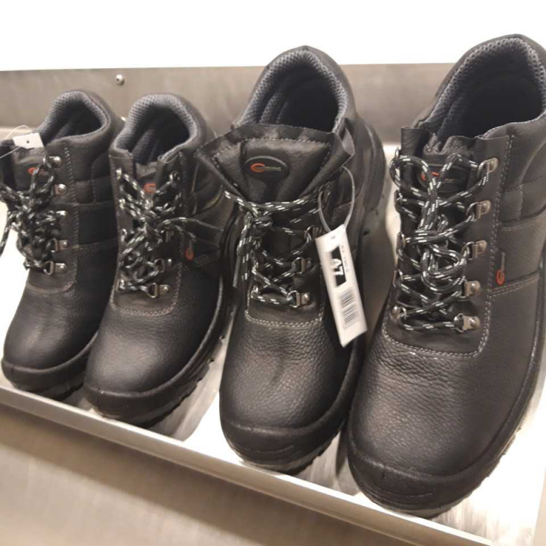 Það er betra að vera í góðum skóm við vinnuna.