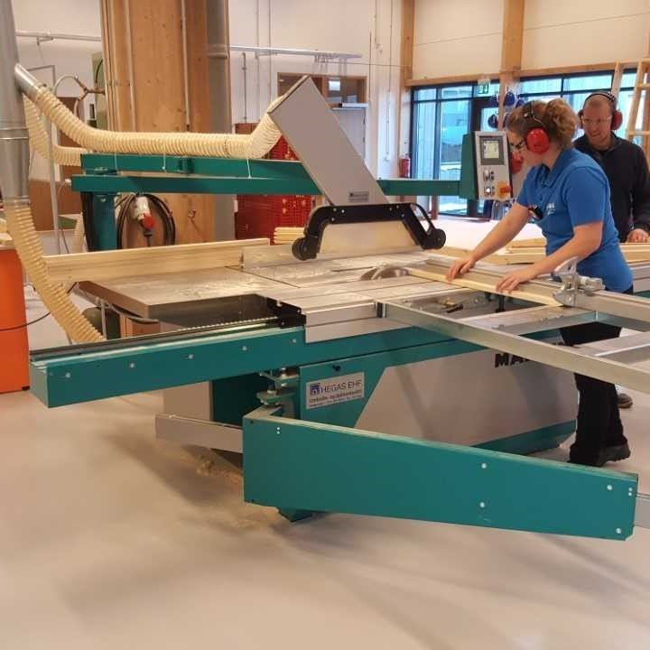 Nemendur í húsasmíði að vinna með plötusög og borðfræsara.