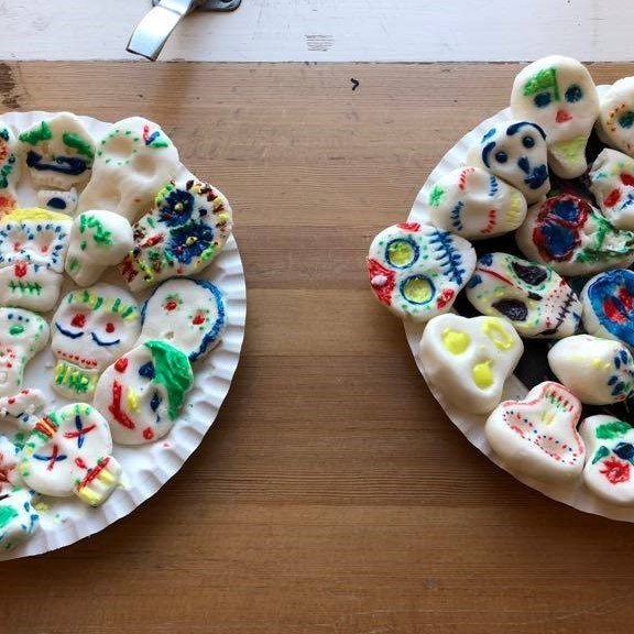 “Calaveritas de azúcar” (sykurhauskúpur) sem nemendur í spænsku bjuggu til.