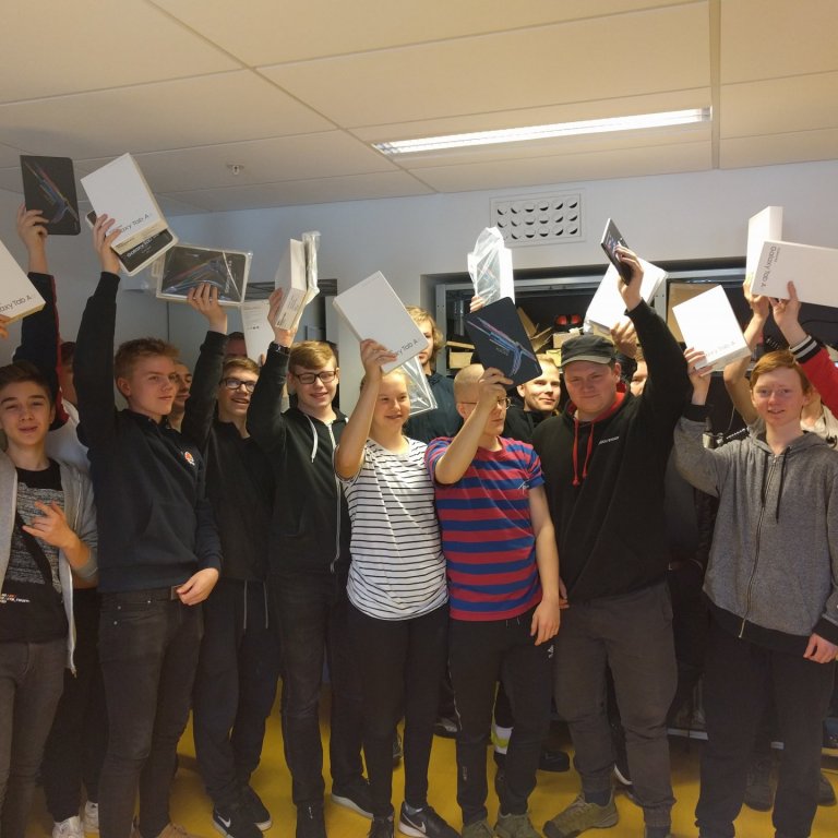 Ánægðir nemendur með spjaldtölvurnar sínar sem nýtast vel í náminu.