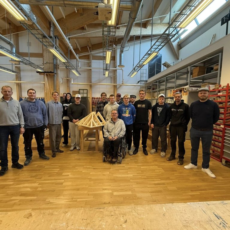 GLAÐIR HÚSASMÍÐASVEINAR