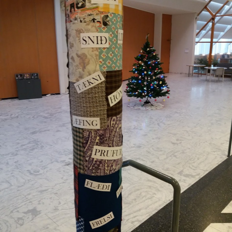 Hluti af námi nemenda er að vinna og setja upp sýningu þar sem farið er yfir hönnunarferlið.