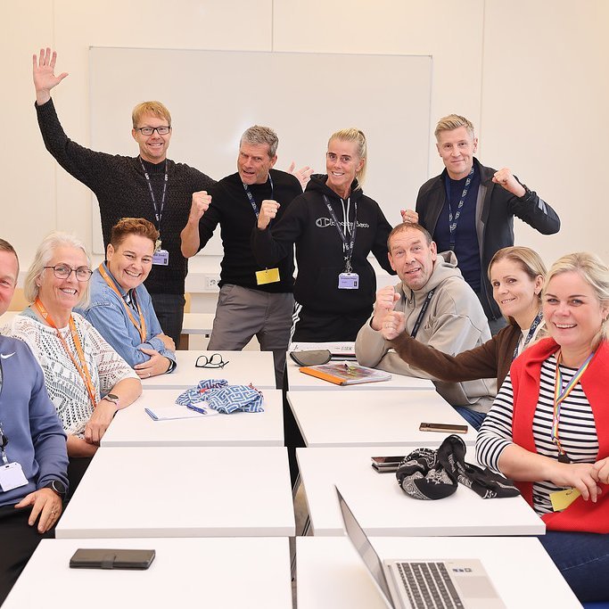 FÉLAGSLEGIR TÖFRAR Á ÞRÍSKÓLAFUNDI