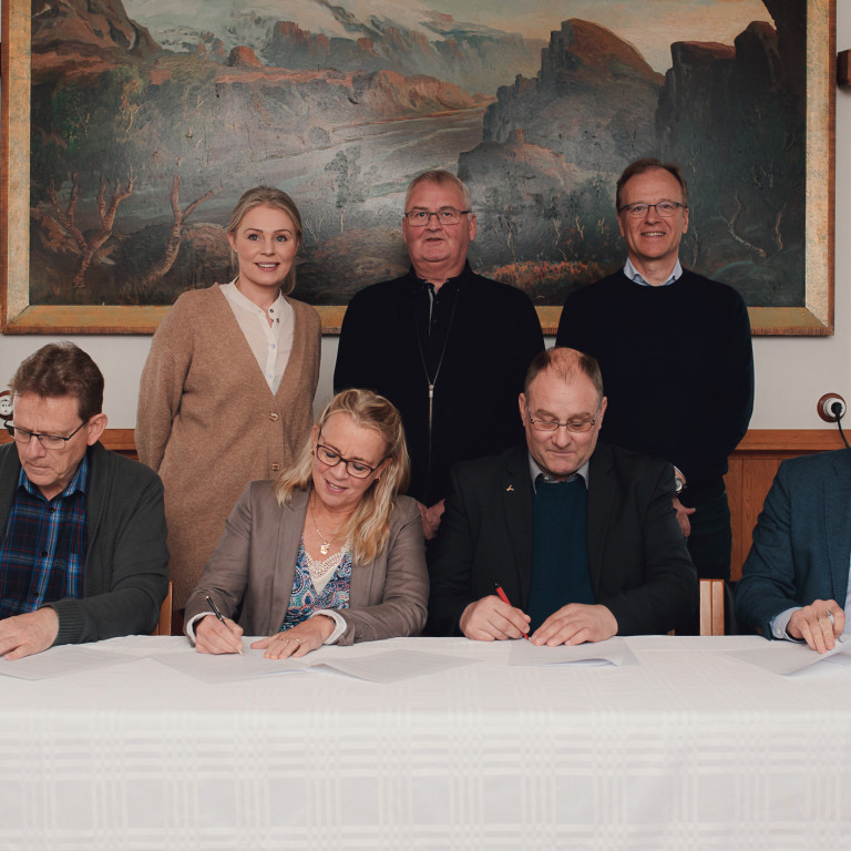 Við borð: Sigurður Sigursveinsson fyrir hönd HFSu, Olga Lísa Garðarsdóttir, skólameistari, Ari Björn…
