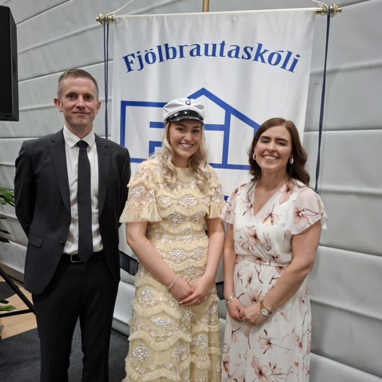 HRAFNHILDUR ÝR STEINSDÓTTIR ER DUX SCOLAE