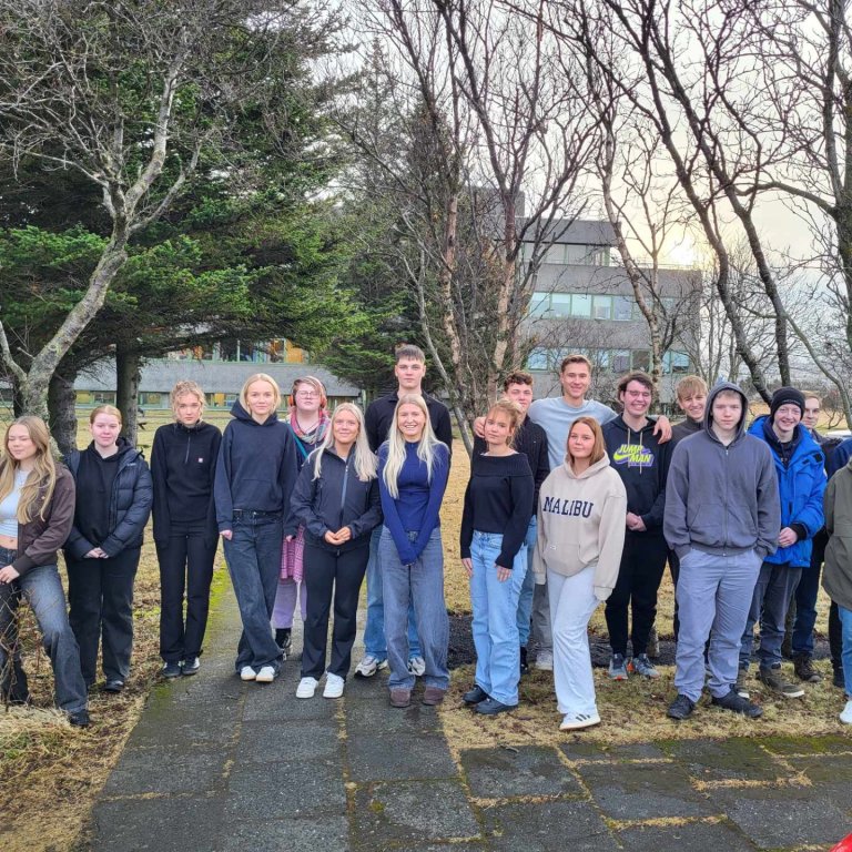 AÐ SJÁ VEÐURFRÆÐINGA AÐ STÖRFUM