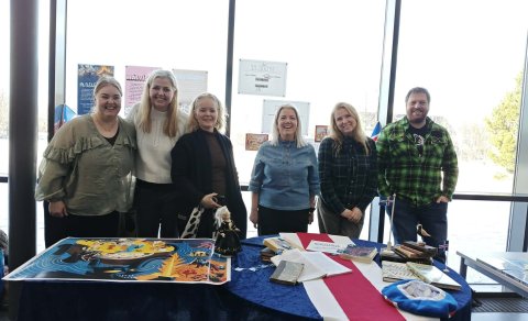 Stærstur hluti kennara íslenskudeildar FSu stillir sér upp við básinn sinn.