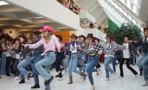 KÁTIR DAGAR OG FLÓAFÁR FRAMUNDAN