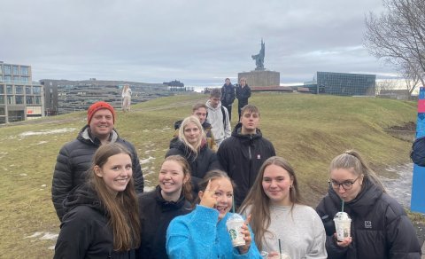 Í LEIT AÐ BARNAMENNINGU