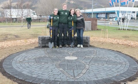 Stoltir verðandi skrúðgarðyrkjufræðingar ásamt Guðríði Helgadóttur, sviðsstjóra garðyrkjubrauta á Re&hellip;