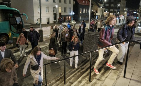 MYNDIN sem fylgir þessari frétt tók ljósmyndarinn GOLLI af nemendum FSu að koma SEINT til leiksýning&hellip;