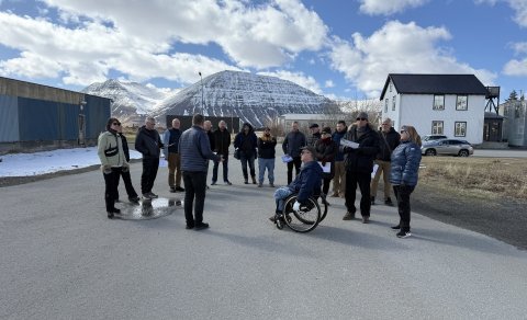HEIÐURSMENN HALDA TIL VESTJARÐA