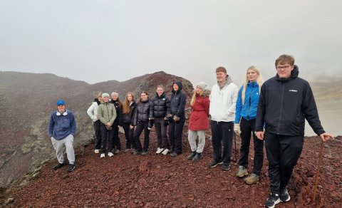 ELDBORG UNDIR GEITAHLÍÐ OG TRÖLLABÖRN VIÐ LÖGBERG