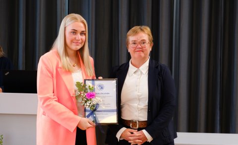 Hrafnhildur Ýr Steinarsdóttir ásamt Silju Báru R. Ómarsdóttur, rektor Háskóla Íslands.
Ljósmyndina &hellip;
